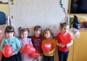 Dzieci z serduszkowymi balonami